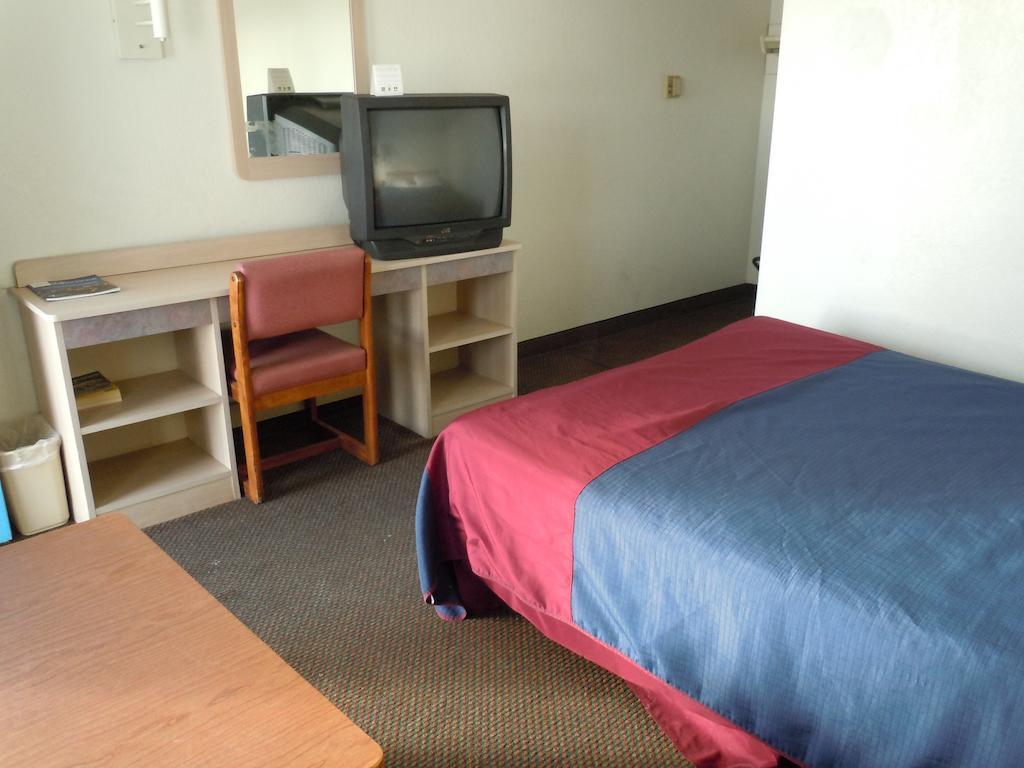 Travelodge By Wyndham Grand Rapids North Walker Extérieur photo