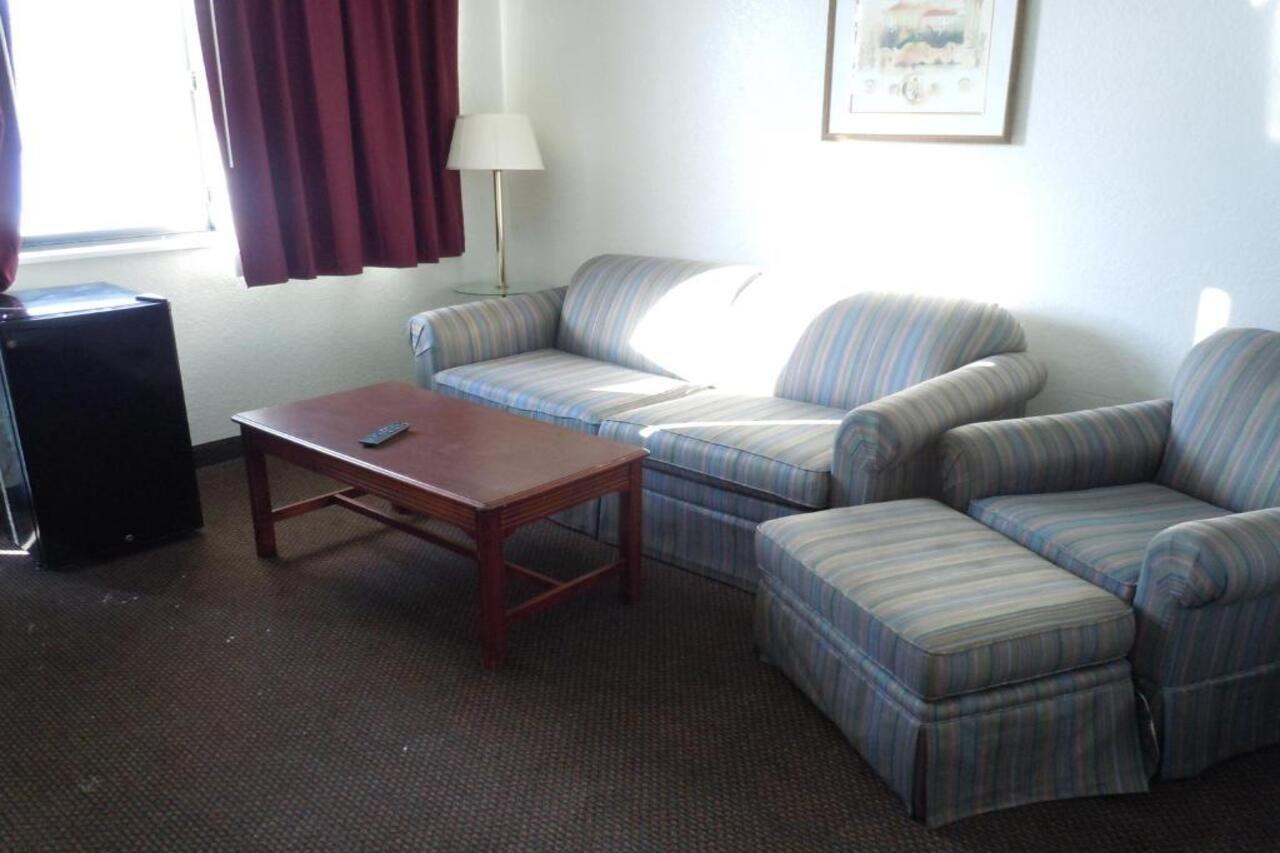 Travelodge By Wyndham Grand Rapids North Walker Extérieur photo