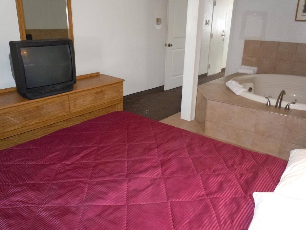 Travelodge By Wyndham Grand Rapids North Walker Extérieur photo