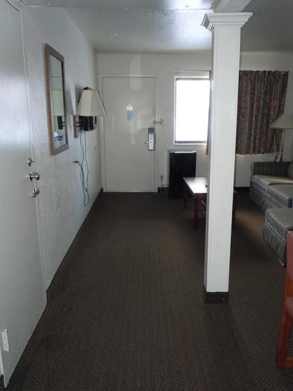 Travelodge By Wyndham Grand Rapids North Walker Extérieur photo